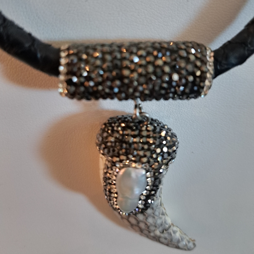 Elegant Black and Silver Necklace With Nezugiful Hotn Pe ,d